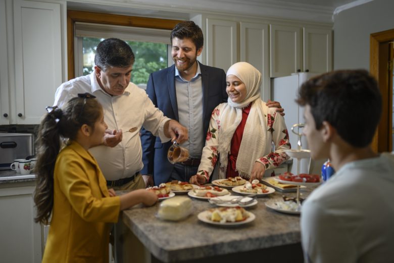 Tareq Hadhad, au centre, partage un moment de convivialité avec sa famille en préparant un dessert appelé Nid de rossignol (ÔIsh El Bulbul) dans leur maison à Antigonish.