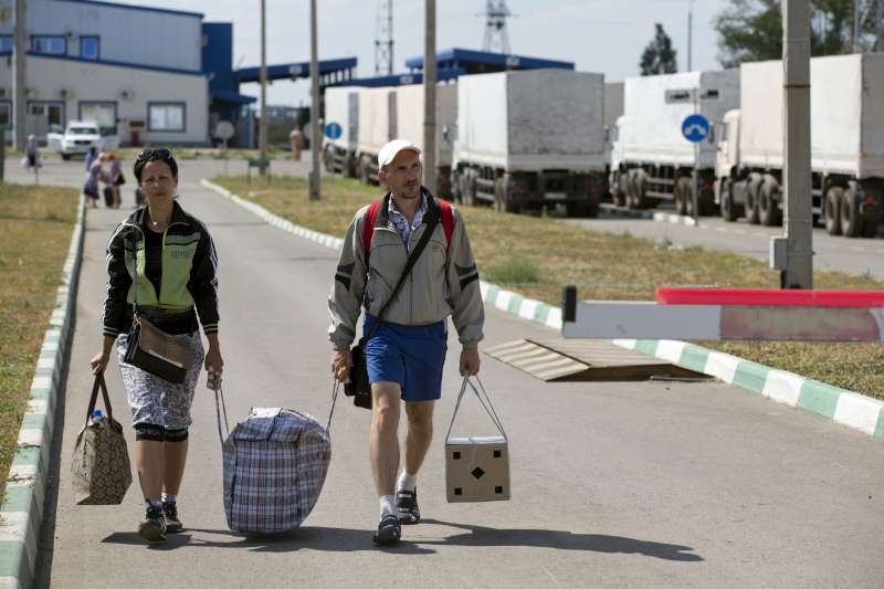 A Ukrainian couple cross the border earlier this year into Russia's Rostov region, where some 43,000 people from eastern Ukraine are sheltering. © AP Photo/P.Golovkin