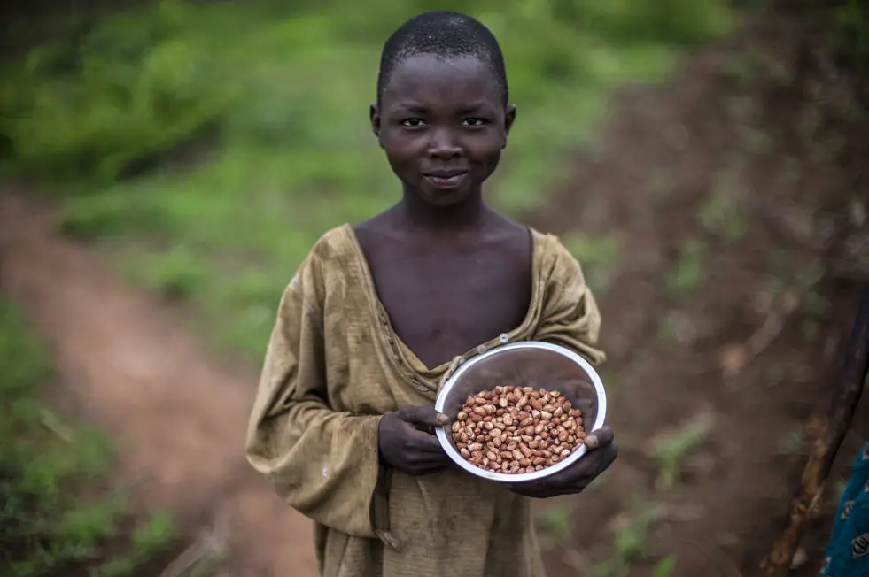 A refugee boy from Central African Republic shows the groundnuts he will plant in Dosseye refugee camp. Many of the old caseload refugees grow food to make up for the current ration cut. @ UNHCR / C. Fohlen