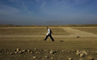 UNHCR's Chris Nixon walks a camp perimeter, his strides measuring the size of the camp, which UNHCR is building in northern Iraq to house some 2,500 Iraqis displaced by conflict.