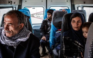 Wazzam, Ayesha and their children ride a van to Suruc camp in Turkey. © UNHCR/Ivor Prickett