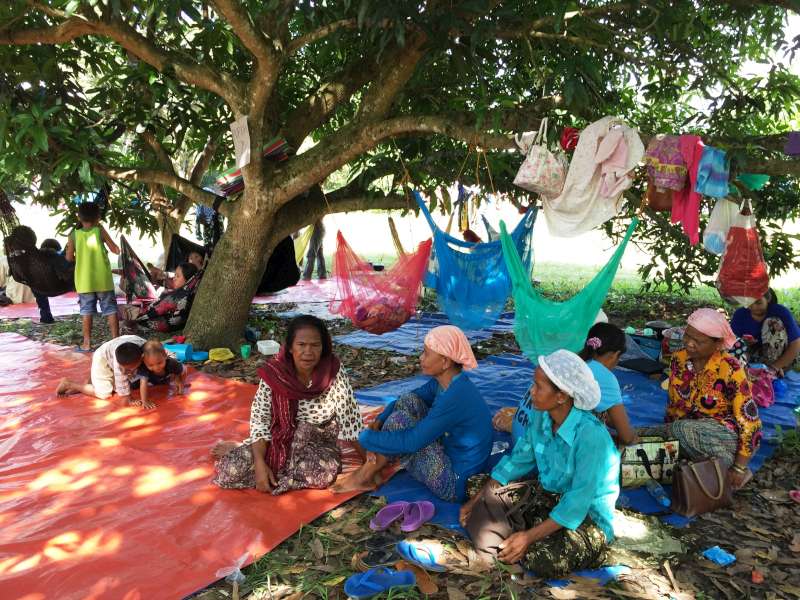Displaced Filipina women taking shelter under trees in the municipal grounds of Pagalungan in Mindanao's Maguindanao province.