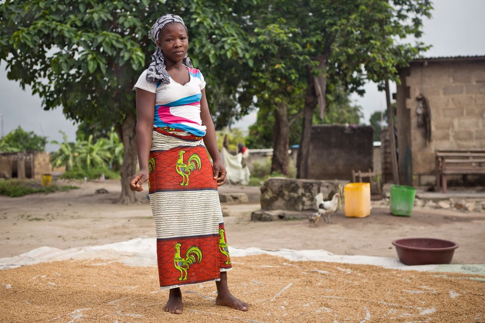 Rakiata’s daughter, Lisette, 20, prepares millet for sale in Côte d’Ivoire. Lacking proof of her birth there, or of her ancestral ties to Burkina Faso, she is at risk of statelessness. 