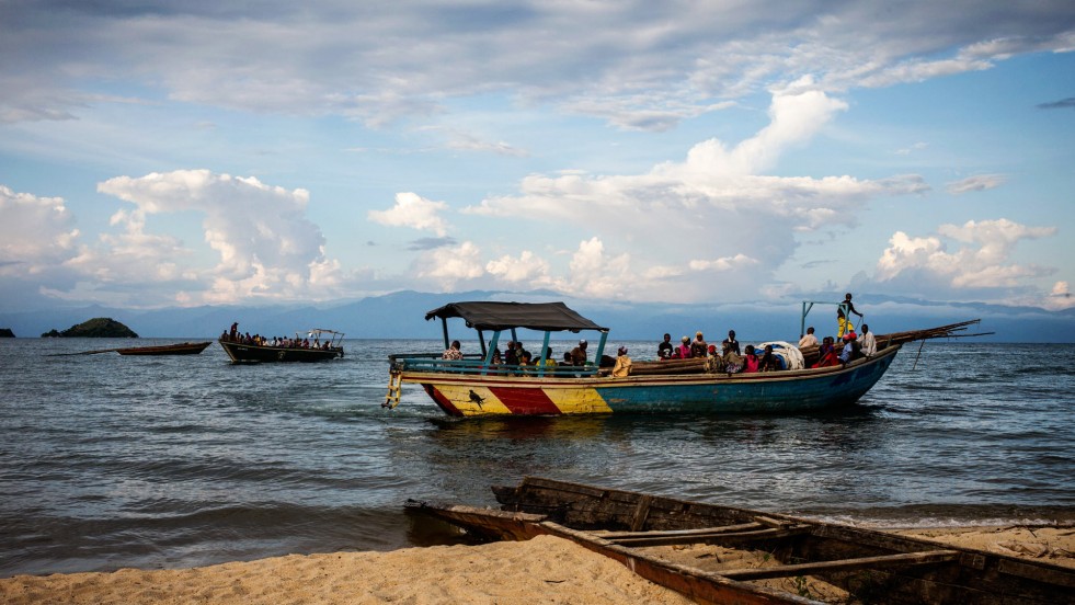 A boat carrying Burundian refugees approaches the Congolese village of Mboko on 12 May 2015.