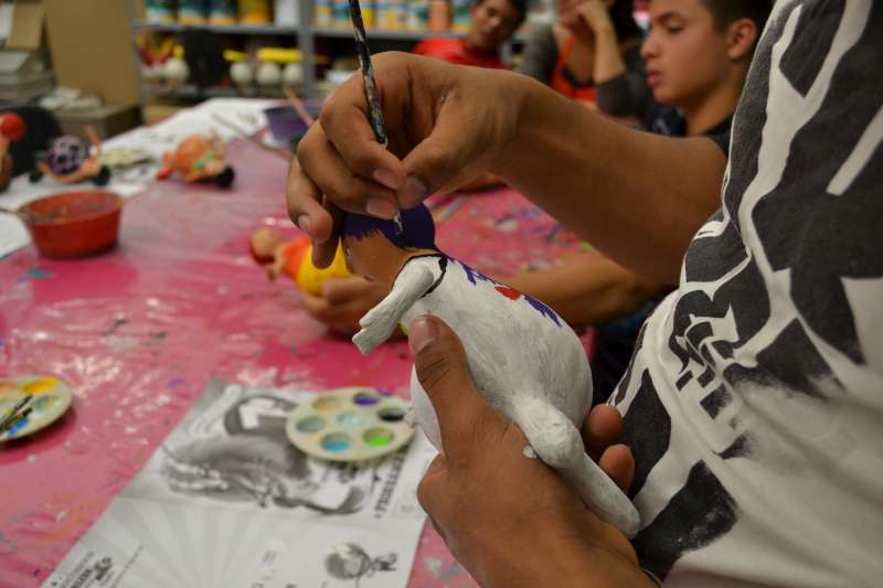 As part of the regional campaign "Tour around the world with a backpack" (La vuelta al mundo en una mochila), UNHCR invited unaccompanied children to make traditional Mexican toys at the Popular Art Museum in Mexico.