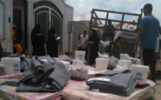 Distribution d’items d’assistance, y compris des matelas et des couvertures, à Al-Bureiga aux PDI au Yémen