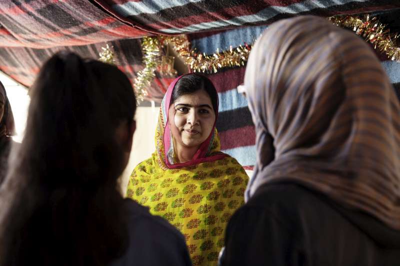 La célèbre militante pour l'éducation et lauréate du prix Nobel de la paix Malala Yousafzai fête ses 18 ans au Liban auprès de réfugiés syriens. Malala a ouvert, dans la plaine de la Bekaa, une nouvelle école financée par le Fonds Malala, une organisation à but non lucratif qu'elle a cofondée avec son père Ziauddin.