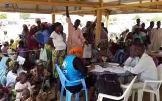Des responsables du HCR enregistrent des réfugiés nigérians nouvellement arrivés au camp de Minawao, dans le nord du Cameroun.