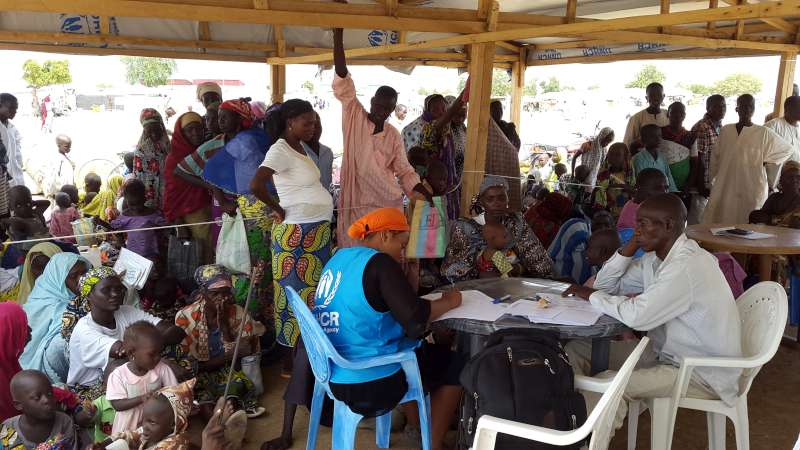 Des responsables du HCR enregistrent des réfugiés nigérians nouvellement arrivés au camp de Minawao, dans le nord du Cameroun.