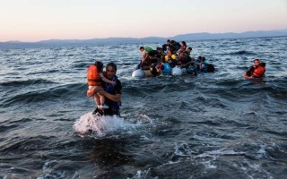 Un groupe de réfugiés syriens arrivent sur l'île de Lesbos près de Skala Sykaminias, en Grèce, après avoir effectué la traversée à bord d'un canot pneumatique depuis la Turquie.