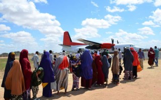Des réfugiés somaliens vont monter à bord d'un avion pour rentrer chez eux à Mogadiscio depuis le camp de Dadaab, au Kenya.