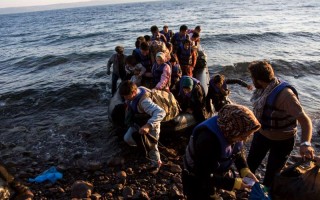 Un groupe d'Afghans arrive sur l'île de Lesbos récemment, après avoir voyagé à bord d'un canot pneumatique gonflable depuis la Turquie vers la Grèce. Plus de 300 000 réfugiés et migrants ont déjà emprunté cette voie maritime périlleuse en Méditerranée cette année.