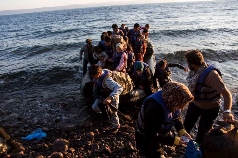 Un groupe d'Afghans arrive sur l'île de Lesbos récemment, après avoir voyagé à bord d'un canot pneumatique gonflable depuis la Turquie vers la Grèce. Plus de 300 000 réfugiés et migrants ont déjà emprunté cette voie maritime périlleuse en Méditerranée cette année.