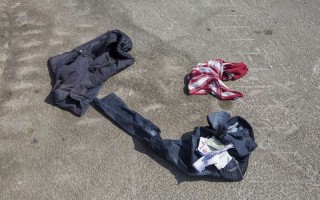 Ces vêtements ont été rejetés sur le rivage et ils appartiennent aux toutes dernières victimes ayant trouvé la mort en Méditerranée durant leur tentative de traversée en quête de sécurité vers l'Europe.