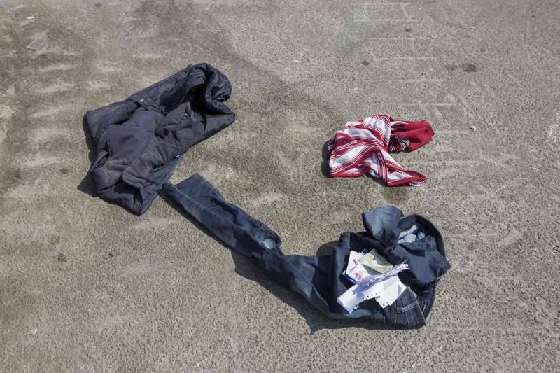 Ces vêtements ont été rejetés sur le rivage et ils appartiennent aux toutes dernières victimes ayant trouvé la mort en Méditerranée durant leur tentative de traversée en quête de sécurité vers l'Europe.