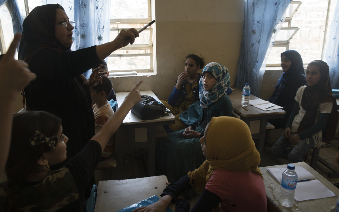 Les écoles iraquiennes manquent de tables pour les élèves