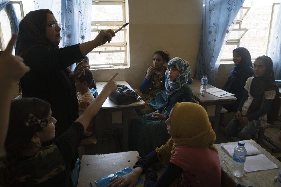 À l'école élémentaire d'al-Asil située dans le quartier de Mansour à Bagdad, des enfants iraquiens déplacés suivent des cours après avoir manqué l'école pendant plus d'un an à cause des violences.