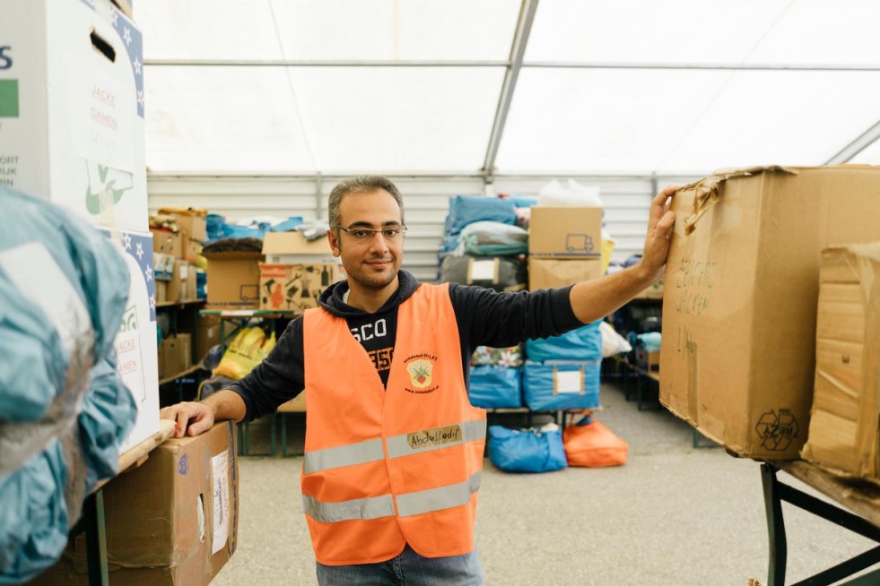 Abdulladif, a refugee from Syria himself, organises donations which will be given to refugees arriving in Nickelsdorf. “It’s my duty to help the people,” he says. 