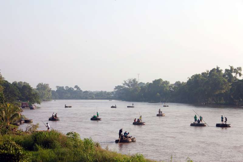 Des radeaux traversent la rivière Suchiate qui sépare le Guatemala de l'Etat de Chiapas, au Mexique. La rivière Suchiate est l'un des principaux points d'entrée pour de nombreux migrants d'Amérique centrale qui fuient la violence dans leur pays.