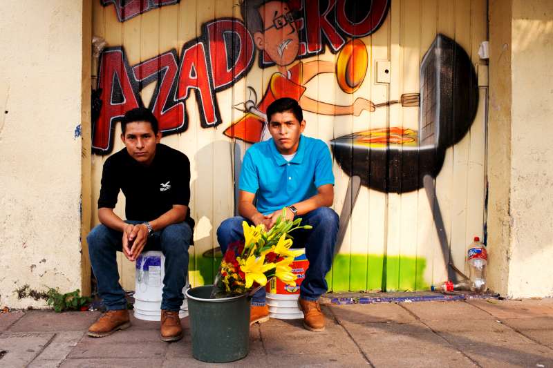 Juan et Luis, ainsi que leur famille, ont fui le Salvador échapper à la violence accrue des gangs. La famille possédait une entreprise de couture au Salvador mais ils ont été contraints de démarrer une nouvelle vie dans le sud du Mexique.