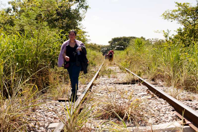 Une Salvadorienne marche le long d'une voie ferrée à Chiapas au Mexique, en octobre 2015.