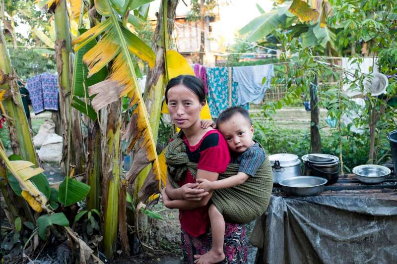 Une mère tient la main de son enfant dans un camp accueillant des déplacés internes dans l'Etat de Kachin au Myanmar, en novembre 2013.
