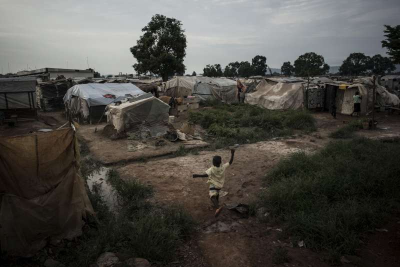 Des enfants déplacés jouent au camp de déplacés de M'poko à Bangui en République centrafricaine.