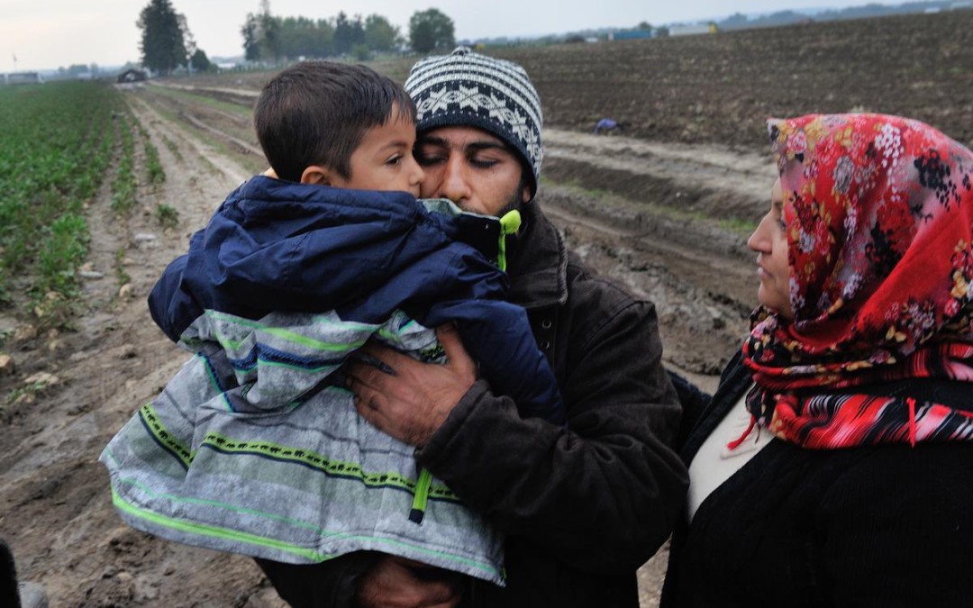 Attente aux frontières en Europe dans le froid et sous la pluie