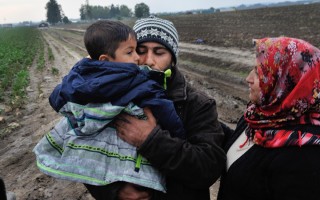 Un réfugié syrien, Naasan, serre dans ses bras son fils de quatre ans, Mouhamad. Lui et sa femme avaient perdu l'enfant dans la foule à la frontière entre la Serbie et la Croatie. Il leur a fallu quatre jours pour le retrouver. Les membres du personnel du HCR et de la Croix-Rouge des deux côtés de la frontière ont travaillé conjointement pour réunir les parents et leur enfant.
