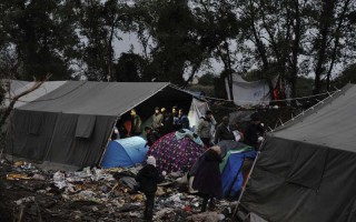 Des tentes collectives ont été montées pour aider à protéger certains parmi 2000 réfugiés et migrants bloqués sous la pluie à Berkasovo en Serbie à la frontière avec la Croatie.