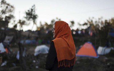 Une jeune Afghane aide les médecins à Lesbos en tant qu’interprète
