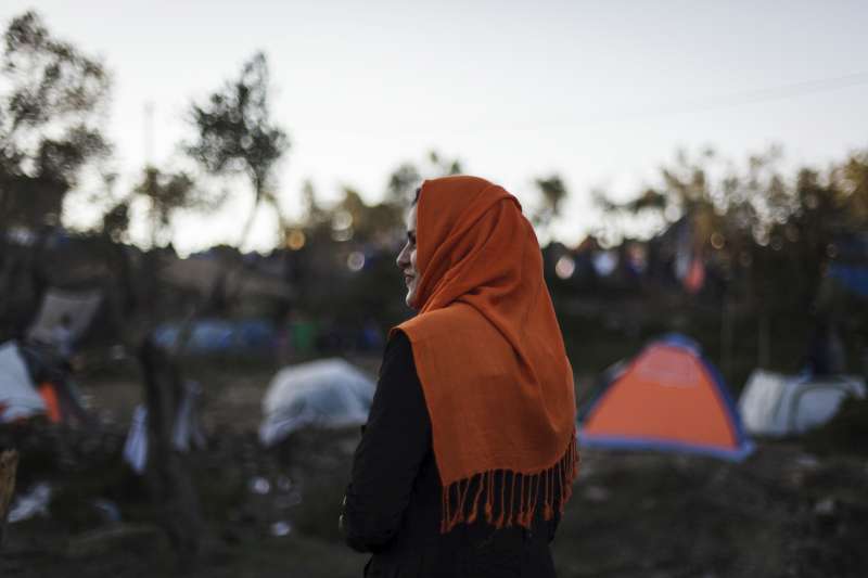 Amina Yusufi, 21 ans, est une réfugiée afghane. Elle fait du bénévolat en tant qu'interprète auprès d'une équipe médicale au centre de réception et d'enregistrement de Moria, sur l'île grecque de Lesbos.