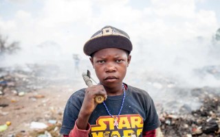 Joe Hullman, 13 ans, collecte des métaux au milieu des déchets dans une décharge municipale à San Pedro de Macoris en République dominicaine.