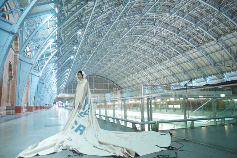 Une robe cousue dans une tente du HCR est exposée à la gare St Pancras de Londres pour marquer le début de la COP21.