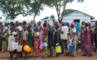 Des réfugiés du Soudan du Sud font la queue pour obtenir de la nourriture dans un centre de transit à Adjumani, en Ouganda, juin 2015.