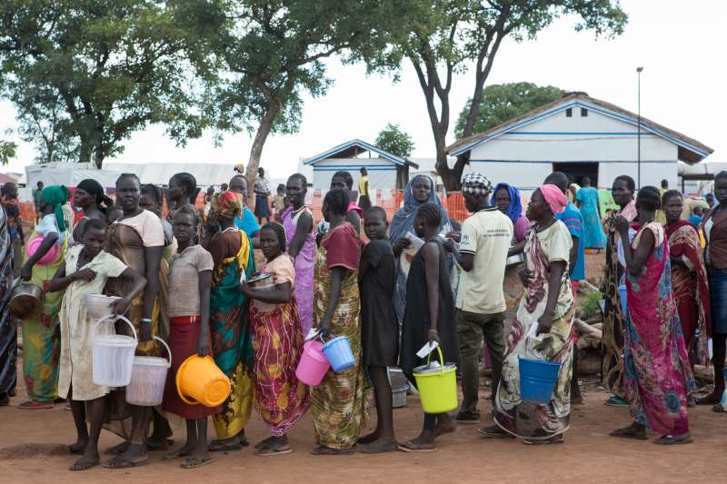 Des réfugiés du Soudan du Sud font la queue pour obtenir de la nourriture dans un centre de transit à Adjumani, en Ouganda, juin 2015.