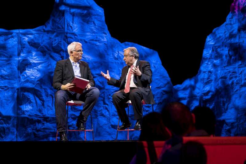 Le Directeur de TED pour l'Europe, Bruno Giussani, s'entretient avec le Haut Commissaire des Nations Unies pour les réfugiés Antonio Guterres durant un TED Global Forum à Genève le 7 décembre 2015.