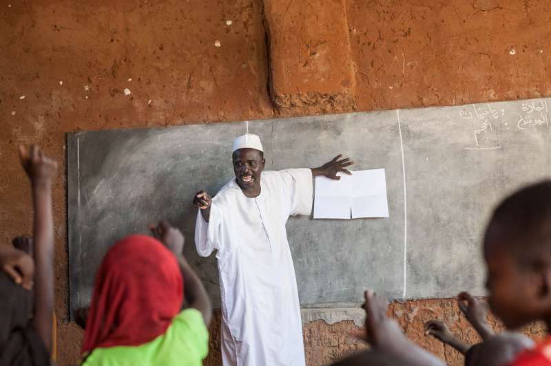 Le réfugié et maître d'école soudanais Ibrahim Issakh Khamiss en classe avec ses élèves dans le camp de Djabal, au Tchad.