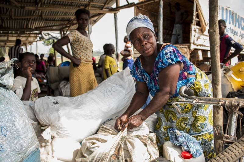 Une réfugiée ivoirienne au Libéria prépare ses bagages avant le rapatriement.