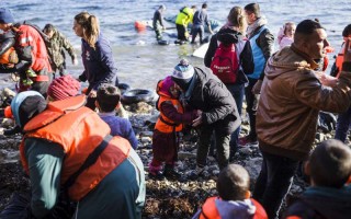 À peine débarqué sur l'île grecque de Lesvos, un réfugié syrien étreint sa fille en larmes. Ils sont arrivés de Turquie sur un bateau gonflable.