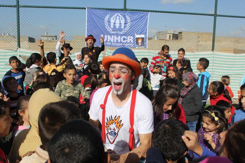Les artistes de Clowns sans Frontières font participer les enfants à un spectacle dans le camp de réfugiés de Kawergosk.
