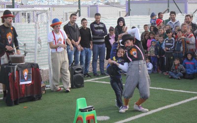 Avec rires et mimiques, les jeunes réfugiés retrouvent leur enfance