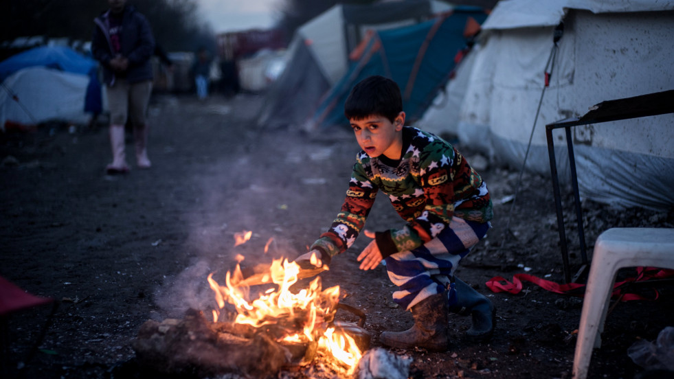 Refugees live in poor conditions in a makeshift camp in Calais. UNHCR/Federico Scoppa