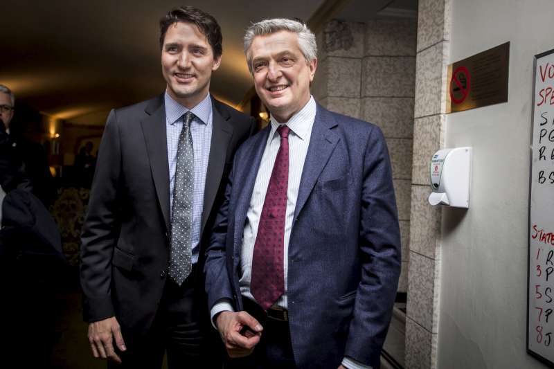 Le Haut-Commissaire des Nations Unies pour les réfugiés Filippo Grandi, à droite et le Premier Ministre Justin Trudeau, à gauche, posent pour une photo sur la colline parlementaire à Ottawa le 21 mars. © UNHCR/G.Capriotti