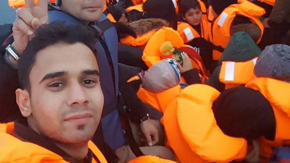 L’étudiant afghan en journalisme Omid Ahmadi et d’autres réfugiés à bord d’un canot pneumatique lors de la traversée maritime depuis la Turquie vers la Grèce. © Omid Ahmadi