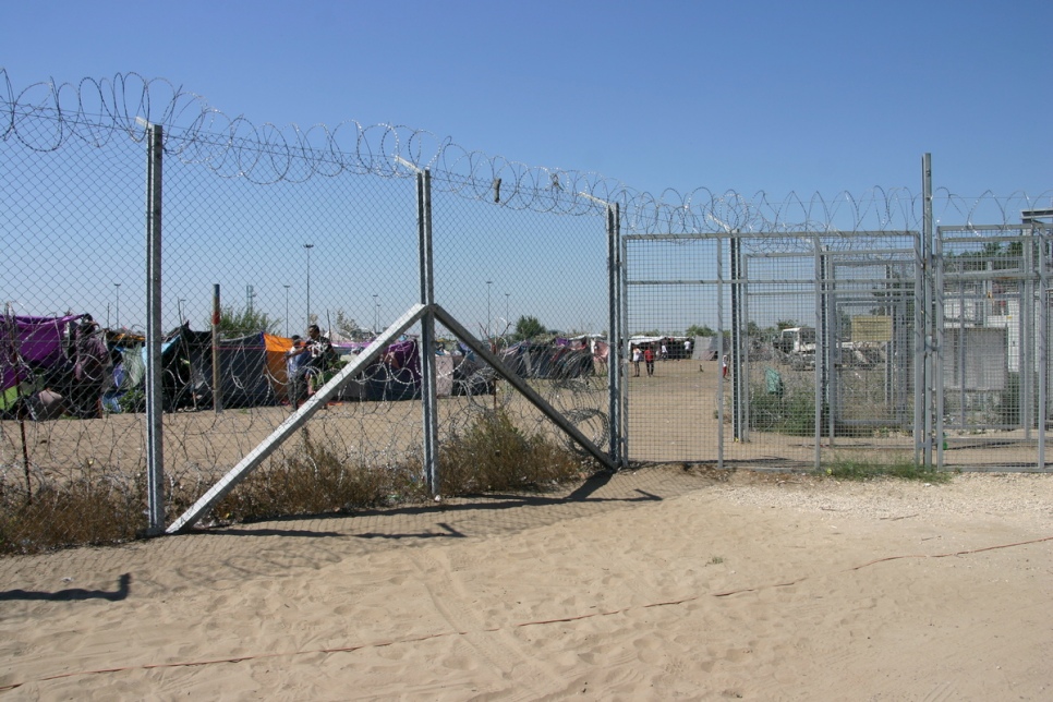 La frontière entre la Serbie et la Hongrie avec, au loin, l’installation informelle de réfugiés située à Röszke. Ce camp de fortune s’étend de jour en jour. © HCR/Zsolt Balla