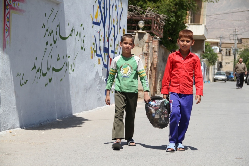 As part of a community-led project, Iranians and Afghan refugees clean up their Saadi neighbourhood in Shiraz, Iran. © UNHCR/Samar Maleki