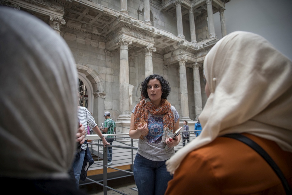Museum guide Kefah, a refugee herself, hopes to inspire fellow newcomers by showing them the cultural riches hidden in Berlin’s state museums. © UNHCR/Daniel Morgan