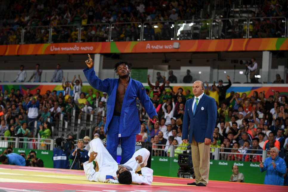 Popole Misenga célèbre la première victoire jamais enregistrée par un athlète réfugié aux Jeux Olympiques. © HCR/ Benjamin Loyseau