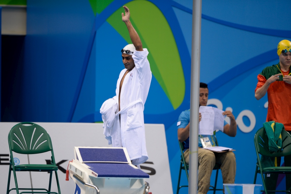 Le nageur Ibrahim Al-Hussein arrive devant le bassin pour la course de 100 mètres en nage libre aux Jeux paralympiques 2016 à Rio de Janeiro. © HCR/Benjamin Loyseau